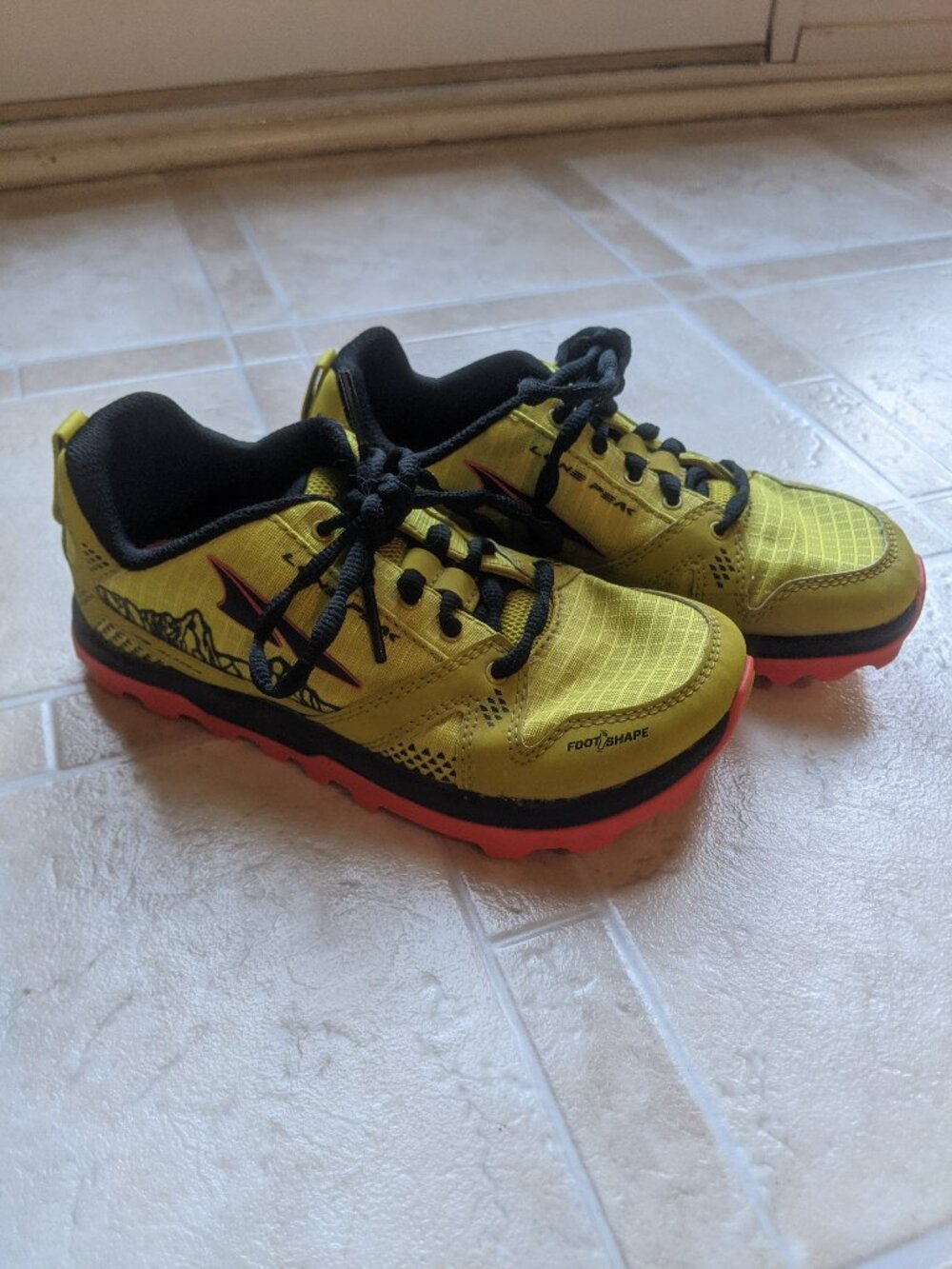 Altra Lone Peak Trail Running Shoes – Youth 13 (EU 32) – Yellow/Orange